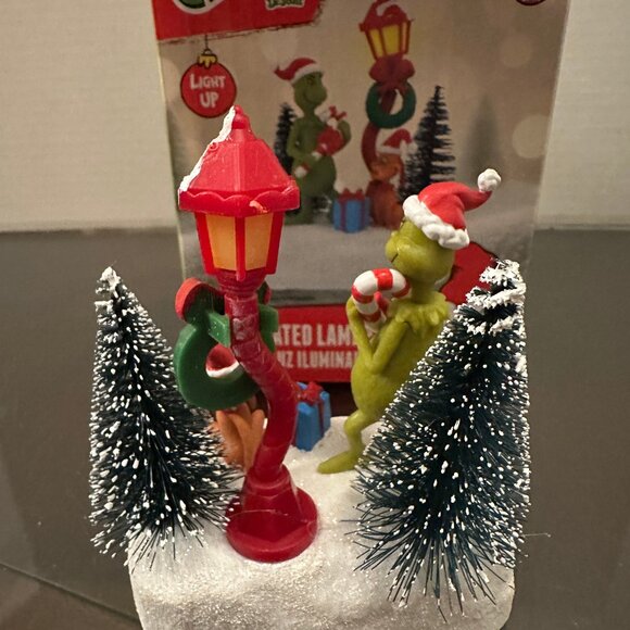 2025 The Grinch Dr. Seuss Illuminated Lamppost The Grinch & Max Village Pc. NIB - Picture 5 of 5